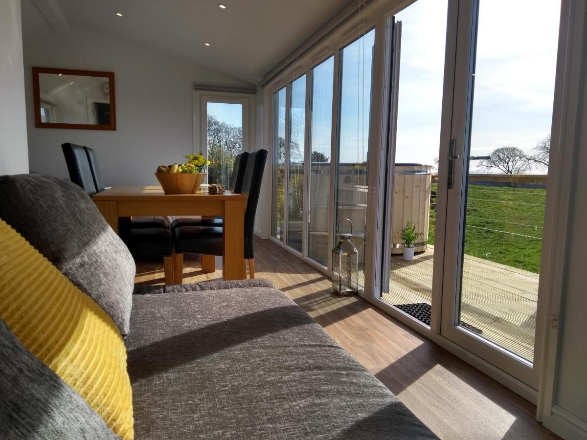 Cleeves Cabins Ailsa Luxury Lodge With Hot Tub Dalry  Εξωτερικό φωτογραφία