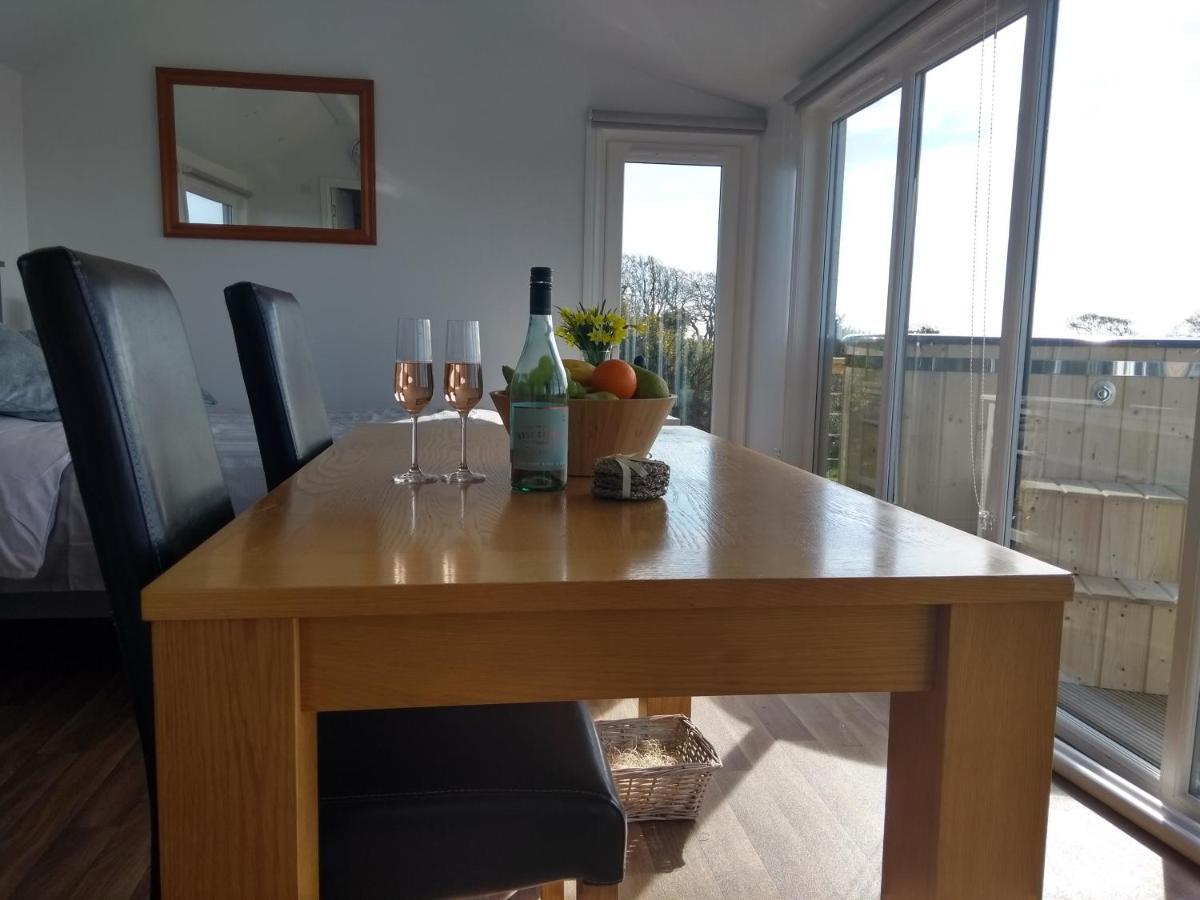 Cleeves Cabins Ailsa Luxury Lodge With Hot Tub Dalry  Εξωτερικό φωτογραφία