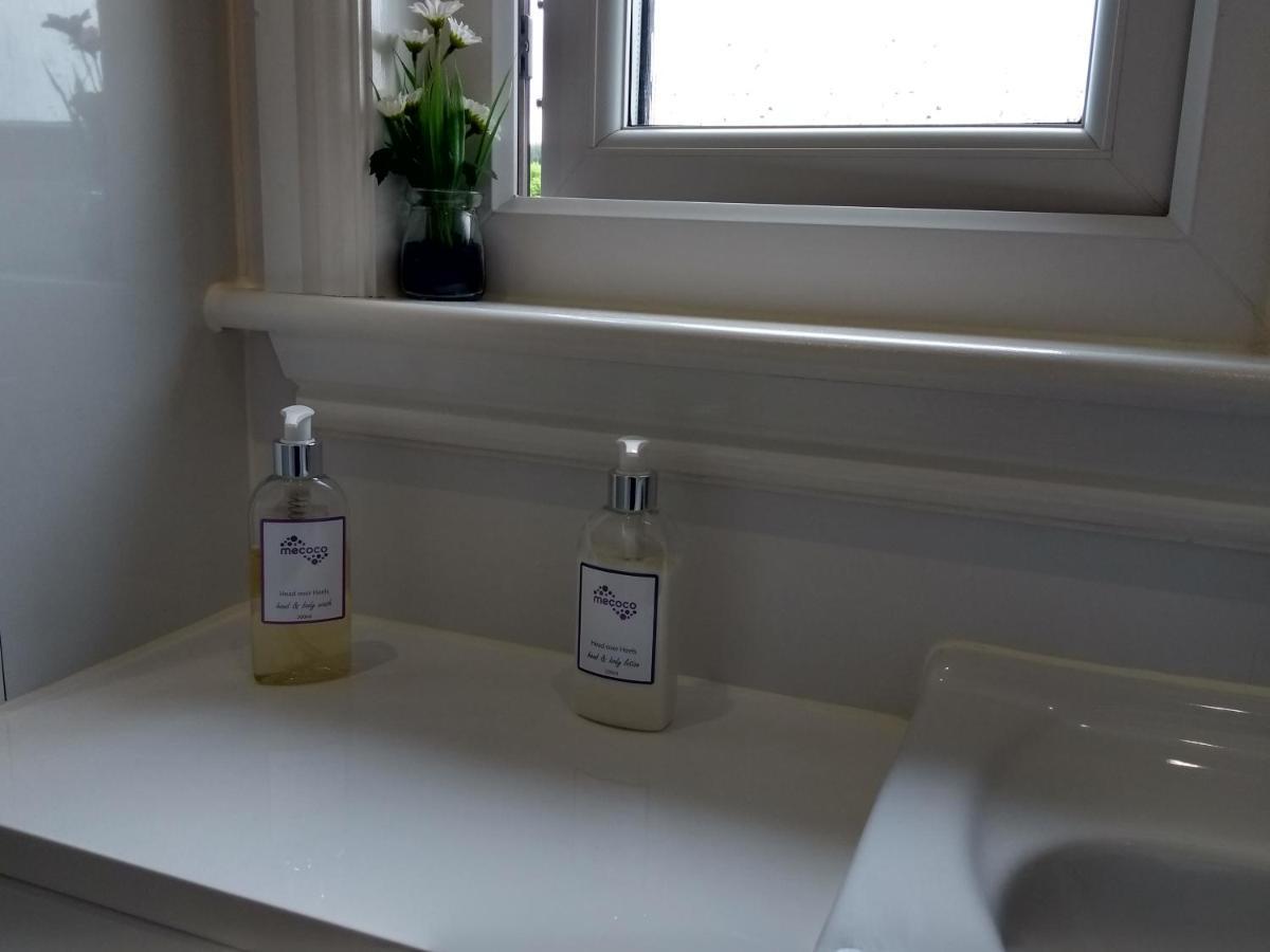 Cleeves Cabins Ailsa Luxury Lodge With Hot Tub Dalry  Εξωτερικό φωτογραφία